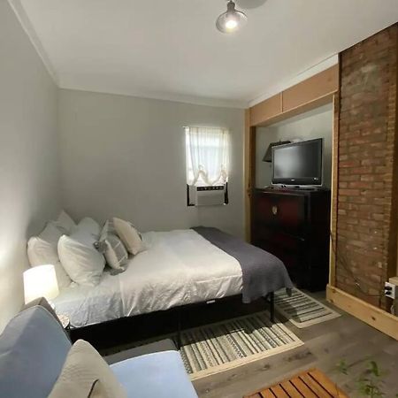 Studio Apt W Garden Кингстън Екстериор снимка