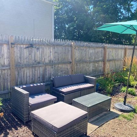 Studio Apt W Garden Кингстън Екстериор снимка