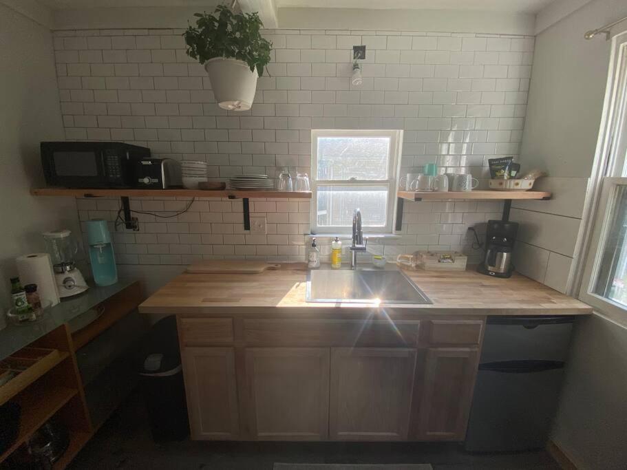 Studio Apt W Garden Кингстън Екстериор снимка