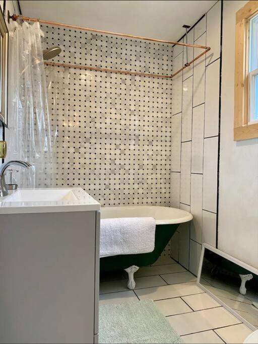 Studio Apt W Garden Кингстън Екстериор снимка
