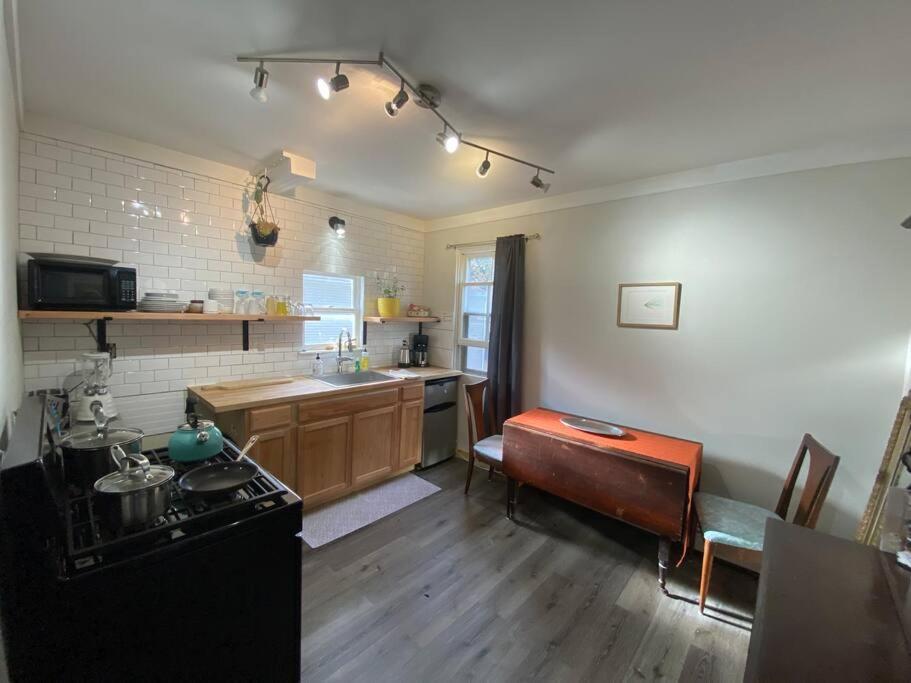 Studio Apt W Garden Кингстън Екстериор снимка
