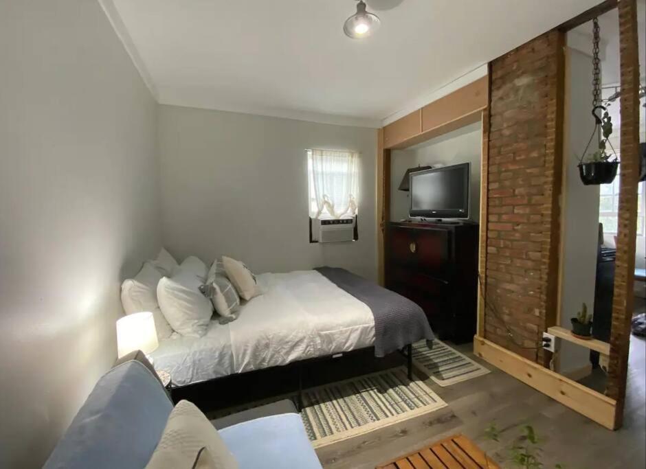 Studio Apt W Garden Кингстън Екстериор снимка