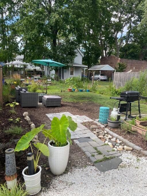 Studio Apt W Garden Кингстън Екстериор снимка