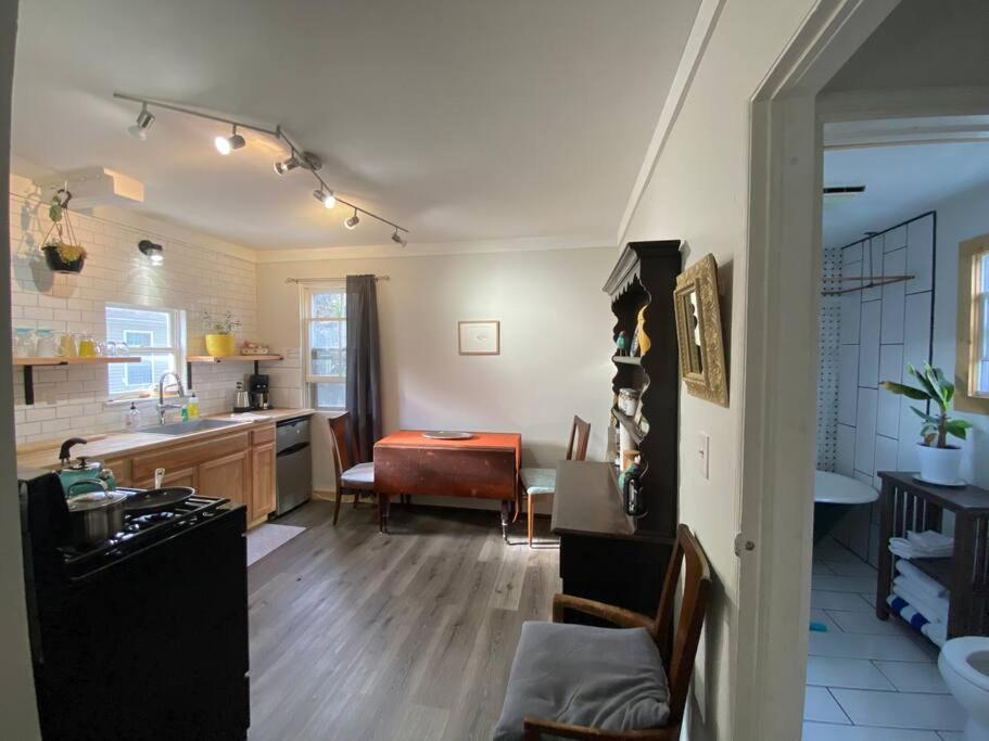 Studio Apt W Garden Кингстън Екстериор снимка