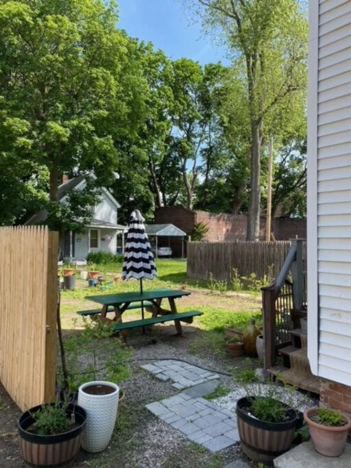 Studio Apt W Garden Кингстън Екстериор снимка
