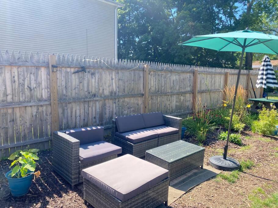 Studio Apt W Garden Кингстън Екстериор снимка