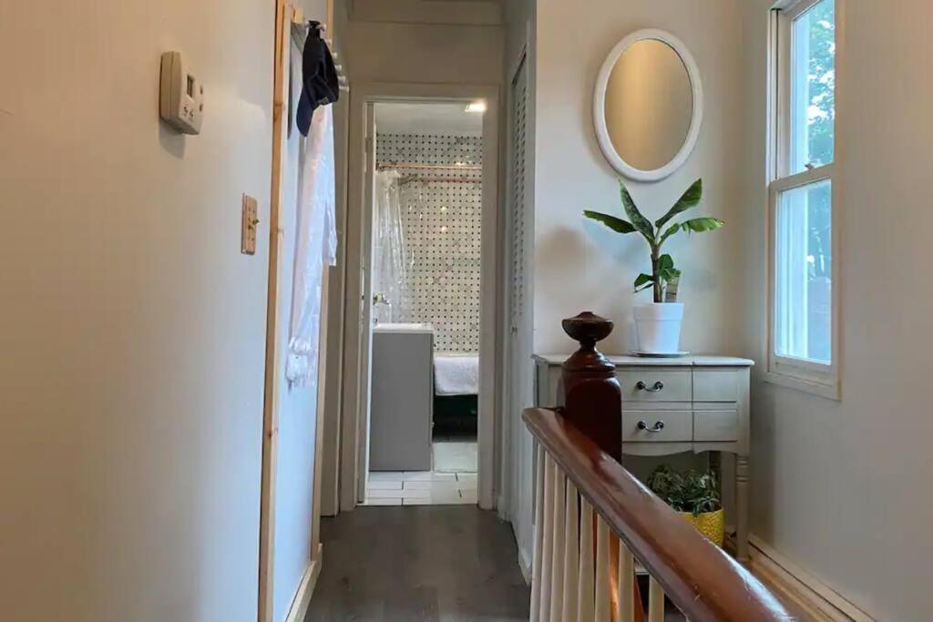 Studio Apt W Garden Кингстън Екстериор снимка
